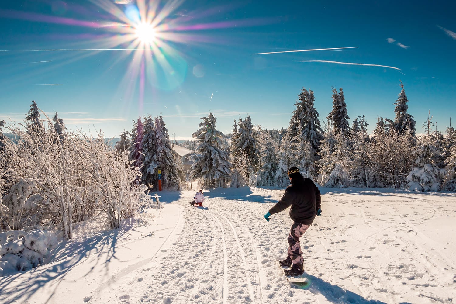 Snowboarden in Winterlandschaft