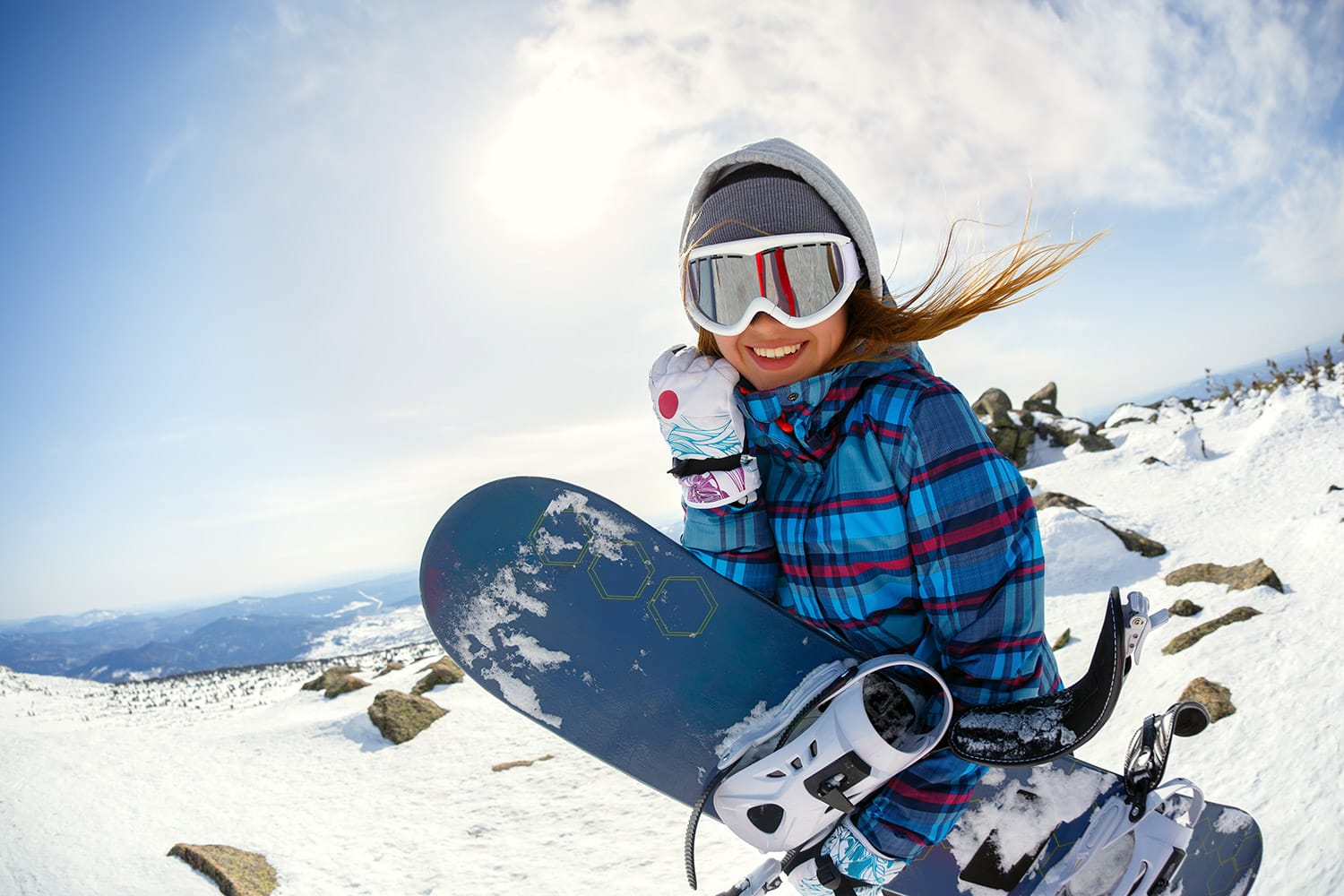 Frau mit Snowboard